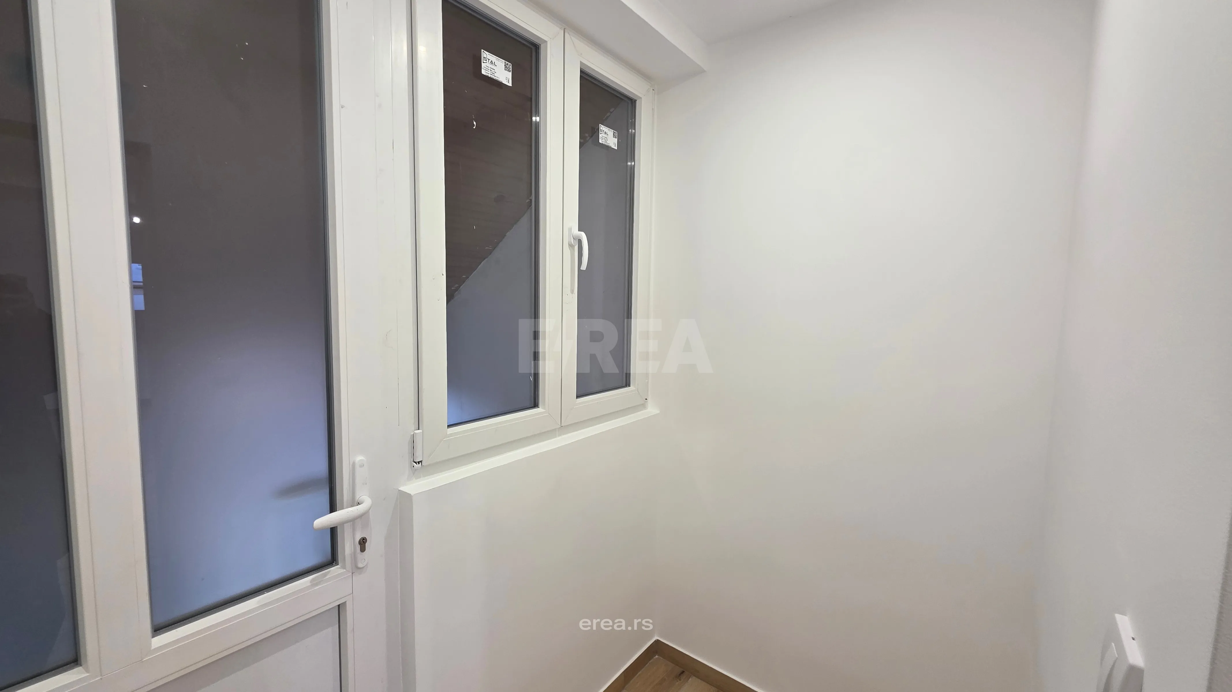 Prodaje se renoviran stan, Zemun Polje 